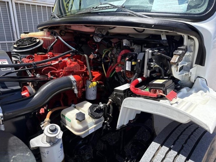 2013-freightliner-m2-106-image-30