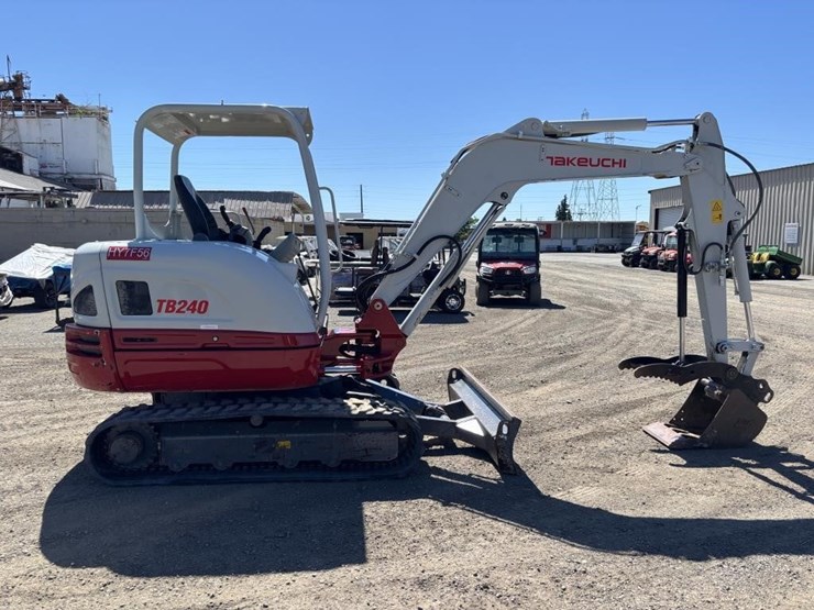 2016-takeuchi-tb240-image-7