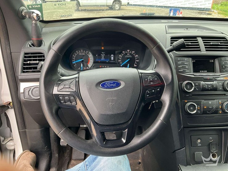 2017-ford-explorer-image-15