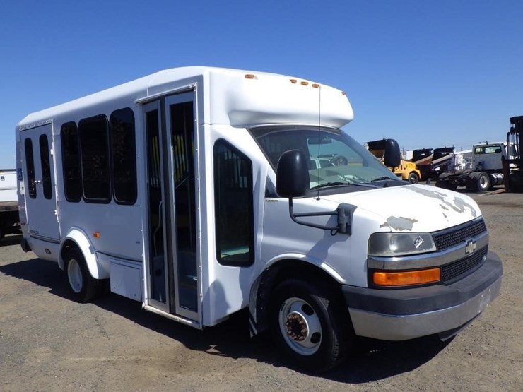 2009-chevrolet-express-3500-image-2