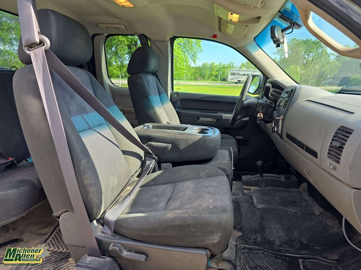 2011-chevrolet-silverado-3500hd-image-27