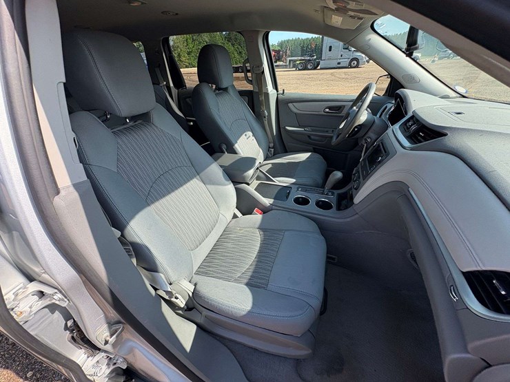 2016-chevrolet-traverse-ls-image-25