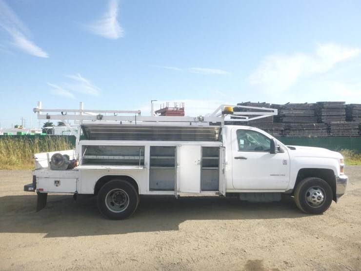 2018-chevrolet-3500-image-8