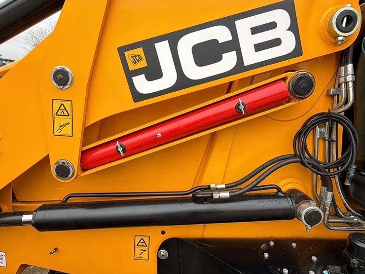 2024-jcb-3cx-image-17
