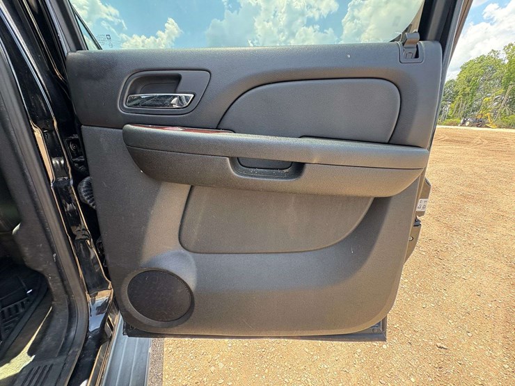 2012-chevrolet-suburban-1500-image-21