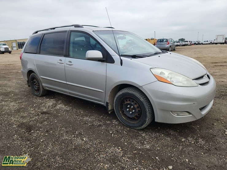 2007-toyota-sienna-le-image-2