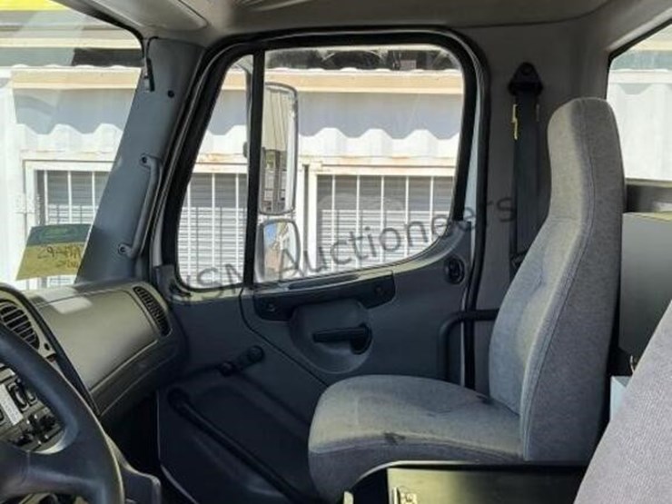 2011-freightliner-m2-106-image-36