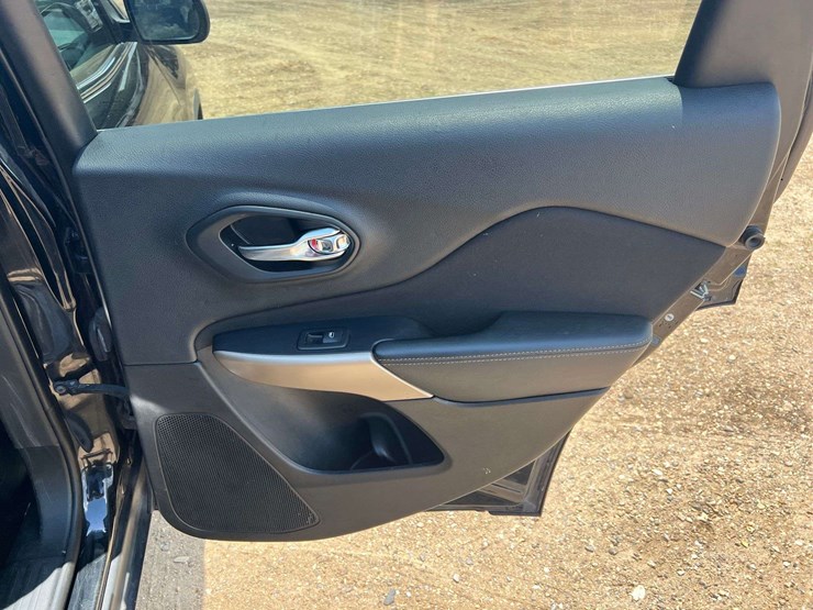 2018-jeep-cherokee-image-18