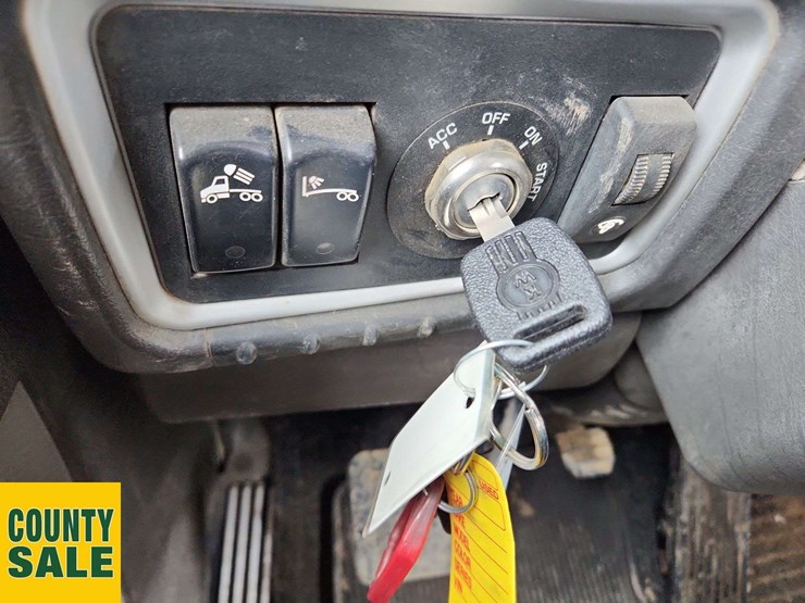2011-kenworth-t800-image-23