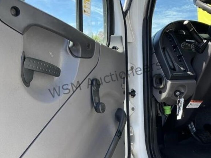2011-freightliner-m2-106-image-38