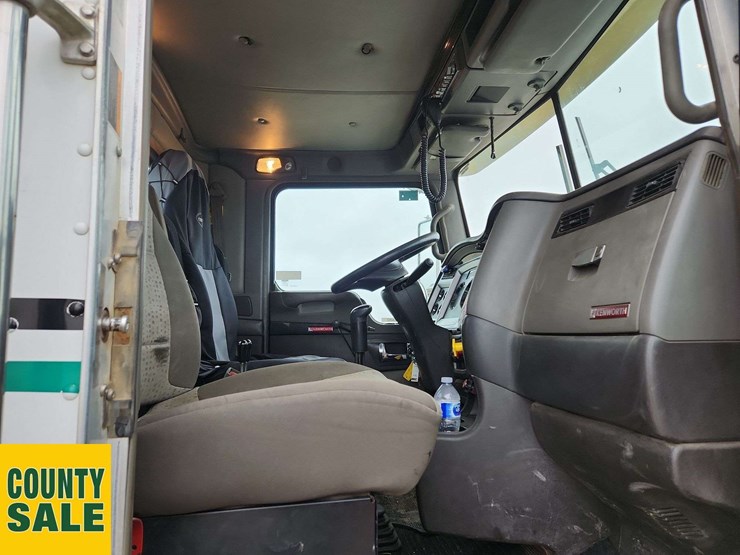 2011-kenworth-t800-image-17