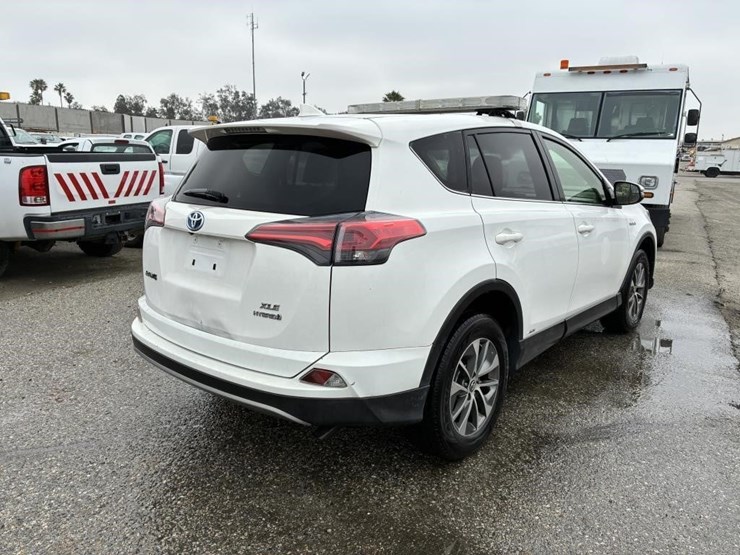 2018-toyota-rav4-image-3