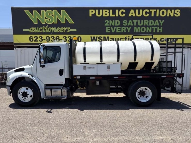 2013-freightliner-m2-106-image-1