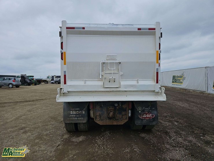 2015-peterbilt-567-image-7