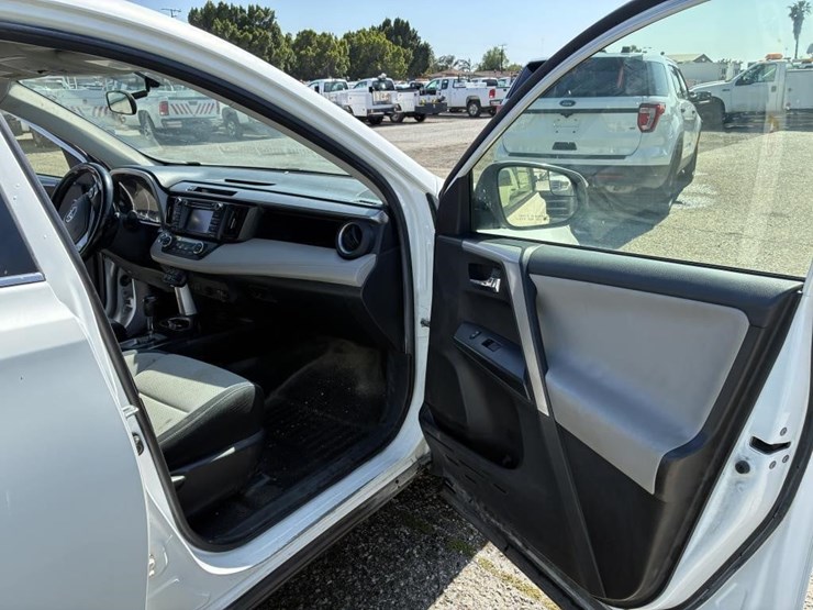 2016-toyota-rav4-image-10