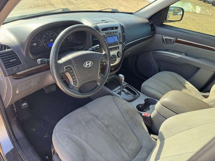 2011-hyundai-santa-fe-image-11