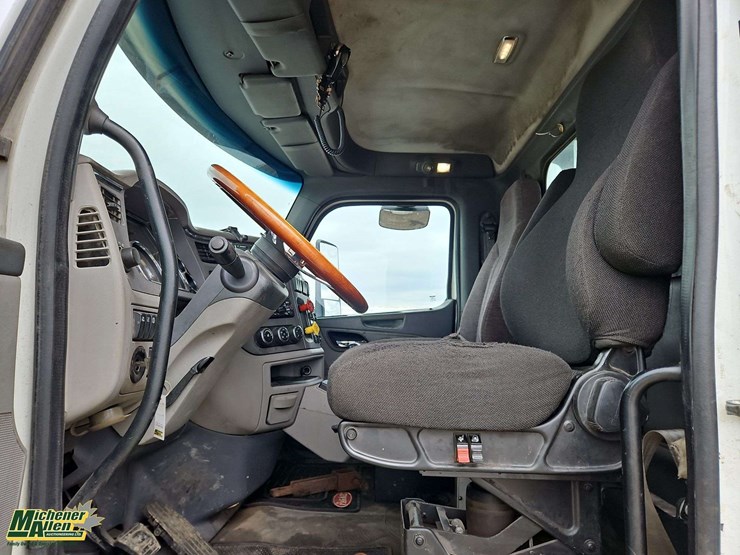 2015-peterbilt-567-image-26