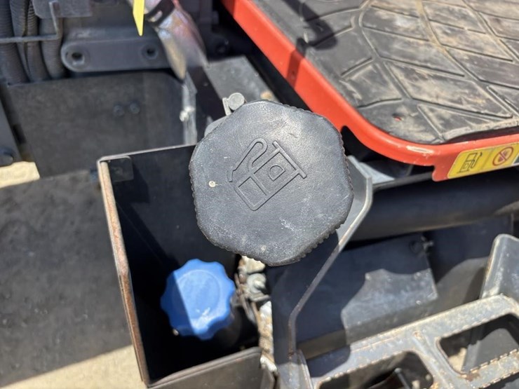2018-kubota-m5-111d-image-35