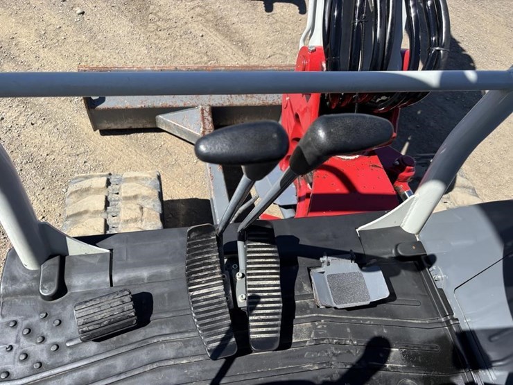 2016-takeuchi-tb240-image-28
