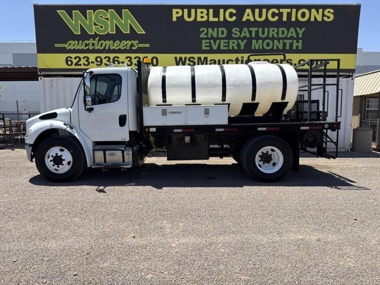 2013-freightliner-m2-106-image-2