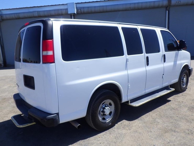 2016-chevrolet-express-3500-image-3