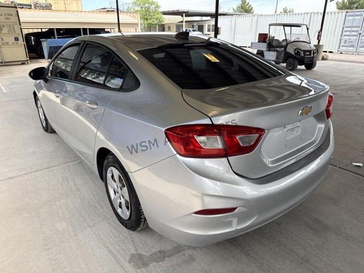 2017-chevrolet-cruze-ls-sdn-image-7