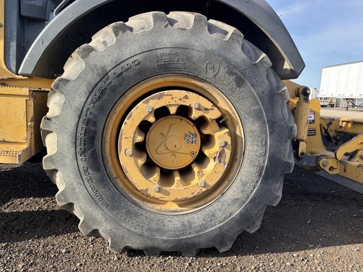 2010-deere-210lj-image-30