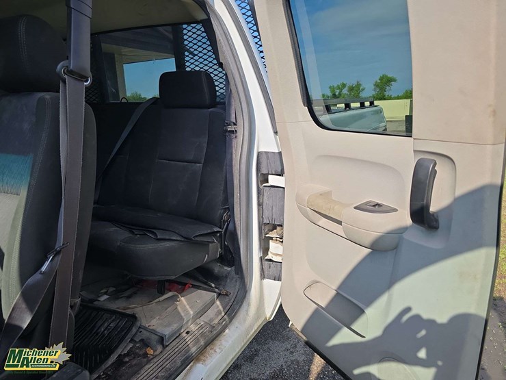 2011-chevrolet-silverado-3500hd-image-23
