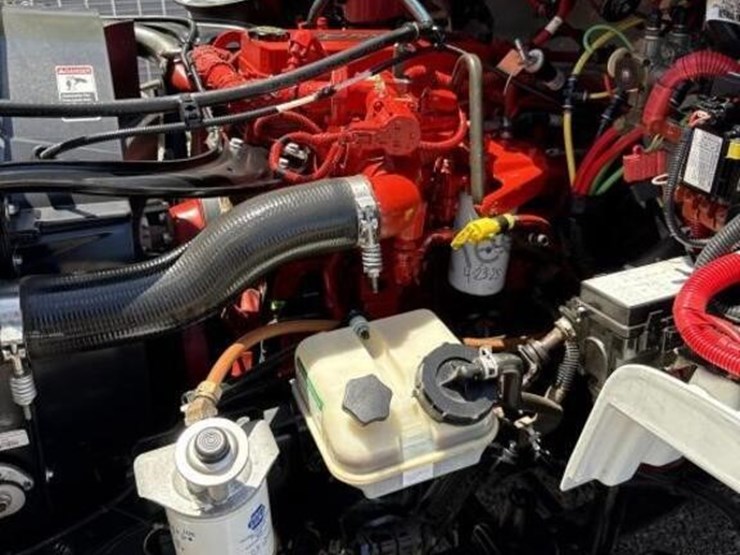 2013-freightliner-m2-106-image-31