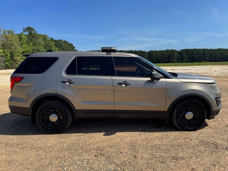 2016-ford-explorer-image-7