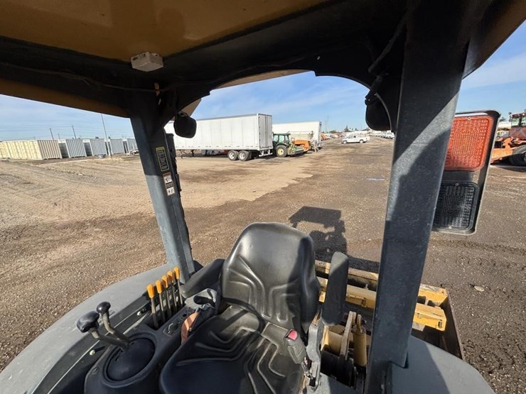2010-deere-210lj-image-42