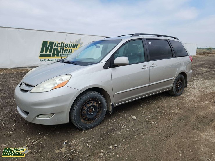 2007-toyota-sienna-le-image-1
