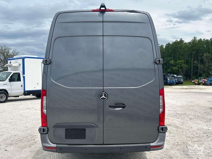 2021-mercedes-benz-sprinter-4500-image-31
