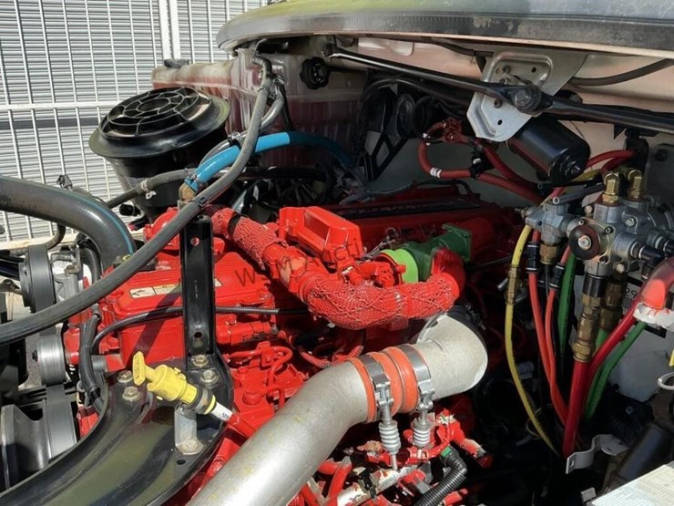 2012-freightliner-m2-106-image-23
