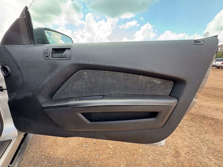 2010-ford-mustang-2-door-convertible-(117,578-miles)-image-13
