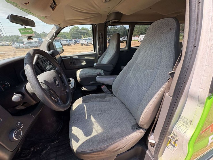 2009-chevrolet-express-3500-image-16