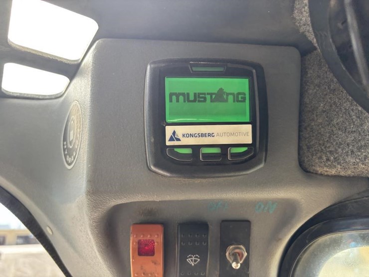 2016-mustang-2700v-image-35