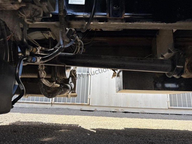 2013-freightliner-m2-106-image-25