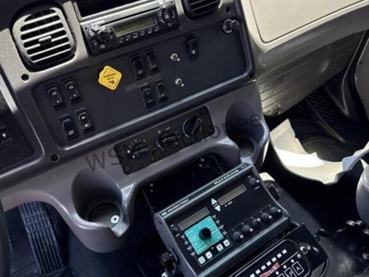 2013-freightliner-m2-106-image-41