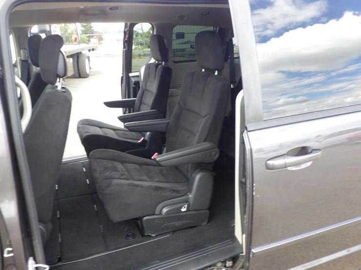 2015-dodge-grand-caravan-image-7