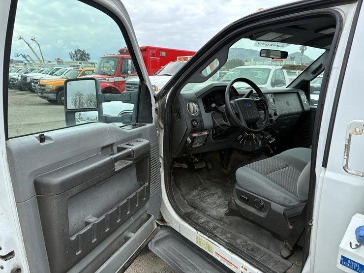 2011-ford-f550-image-18