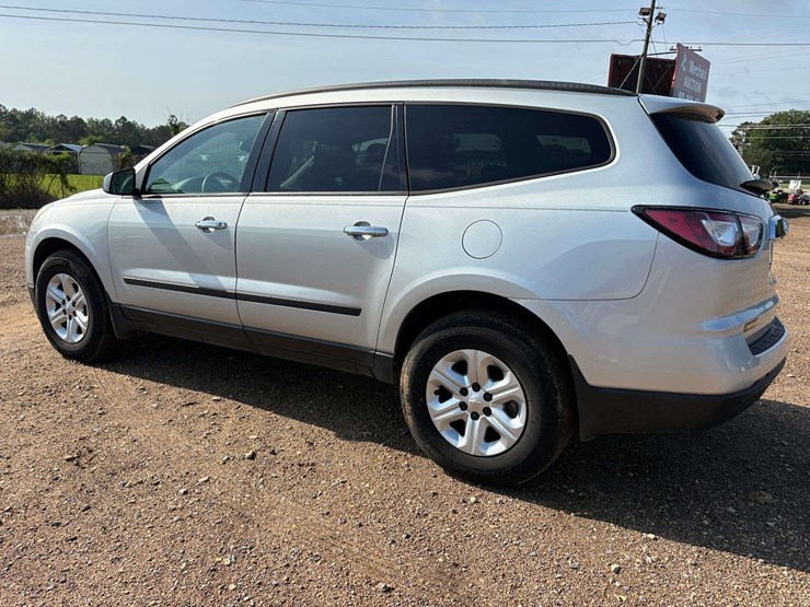 2016-chevrolet-traverse-ls-image-2