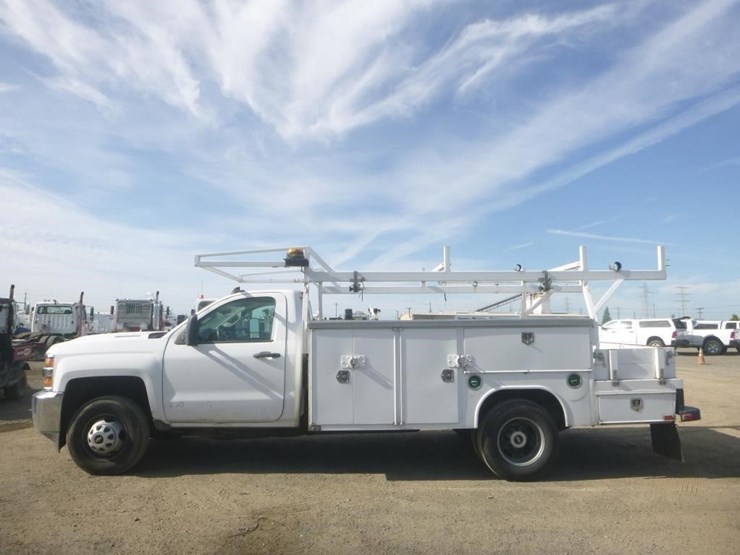 2018-chevrolet-3500-image-5