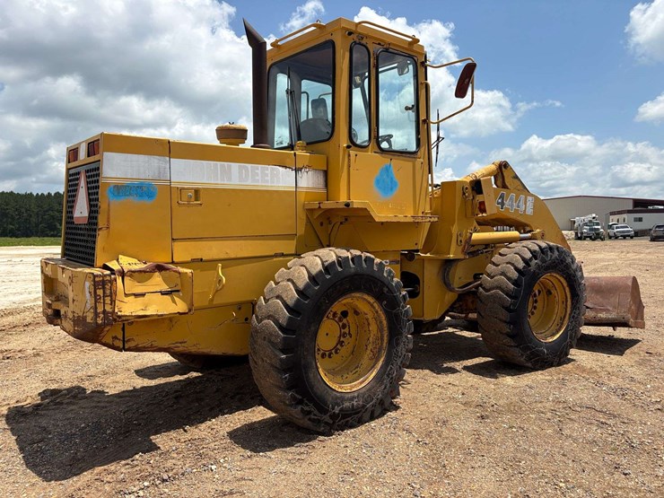 john-deere-444-image-3