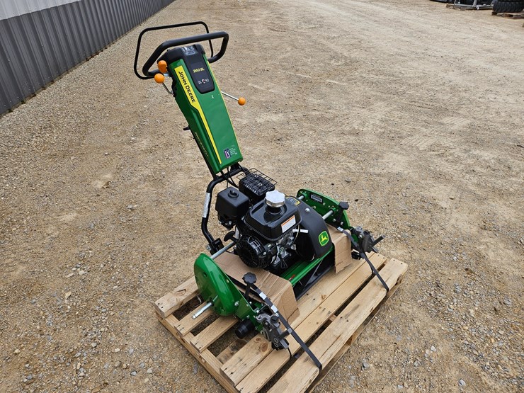 2026-john-deere-260sl-image-7