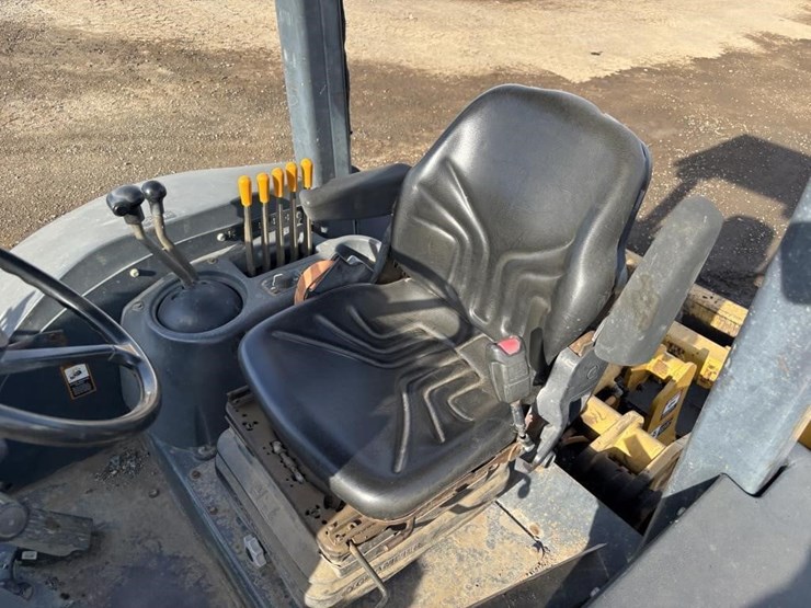 2010-deere-210lj-image-32