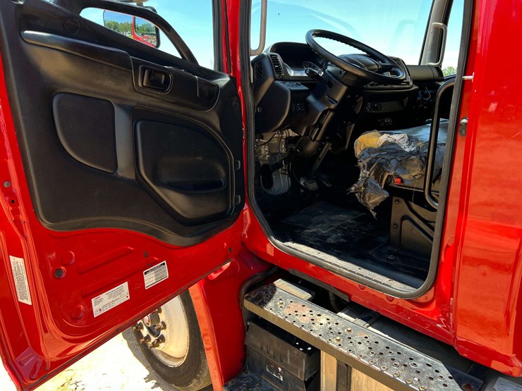 2014-hino-268-image-25