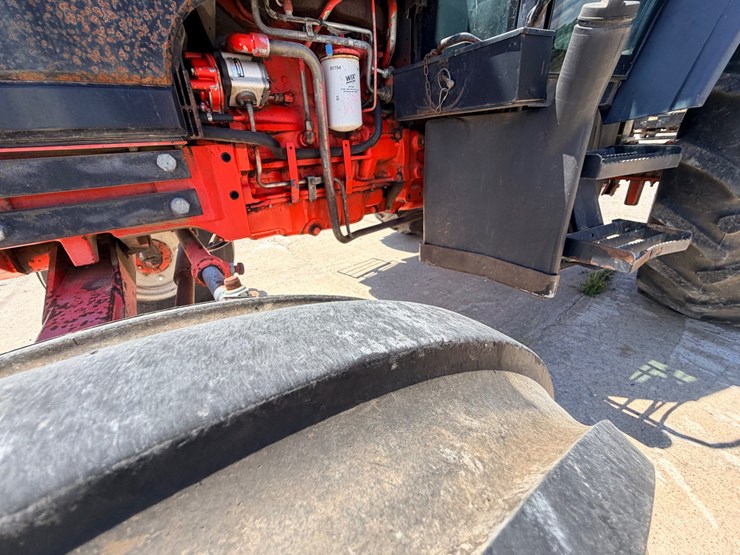 2000-new-holland-ts100-image-17