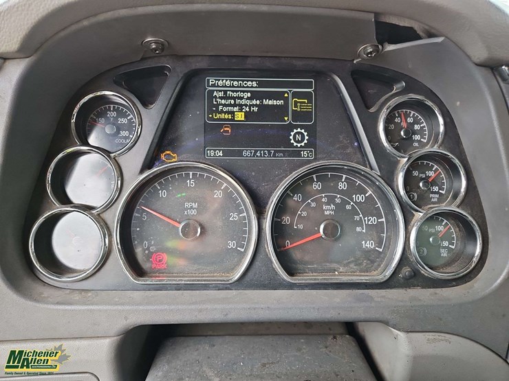 2015-peterbilt-567-image-21