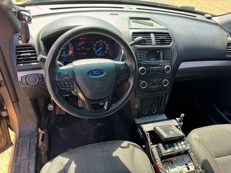 2016-ford-explorer-image-12